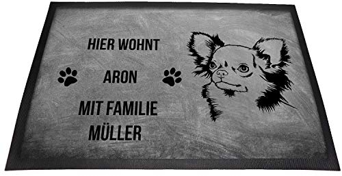 Tierisch-tolle Geschenke Chihuahua Fußmatte mit Namen für innen & außen | Hier wohnt (Name1) mit Familie (Name2) | rutschfest | Waschbar | Fussmatte personalisiert | (Grau)
