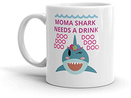 Moma Shark Needs a Drink Keramik-Kaffeetasse/Tasse (11 oz) – Geburtstag, Muttertag, Weihnachten für Mama, Mutter, Oma
