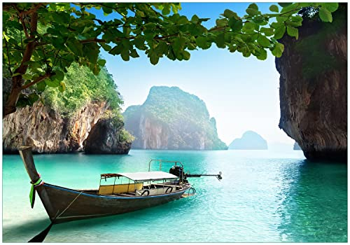 Wallario Vliestapete Fototapete Fischerboot in Thailand blaues Meer und Steinfelsen - Wandtapete Größe: 200 x 140 cm