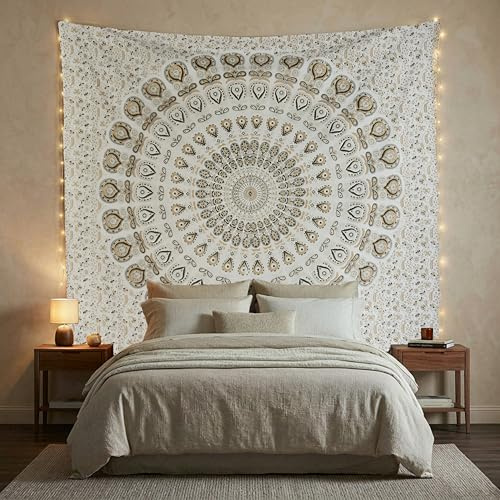 FURNISHFUL FINESSE Wandteppich, Mandala-Pfau, Gold, 213 x 228 cm | Dekorative Baumwoll-Wanddecke für Wohnzimmer, Schlafzimmer oder Boho-Räume; vielseitig als Wandbehang und Heimdeko.