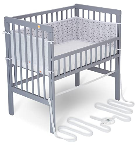 FabiMax Baby Beistellbett für Boxspringbett, TÜV geprüft 2022, inkl. Matratze und Nestchen aus Netzstoff, Buche massiv grau, Air/graue Sterne auf weiß