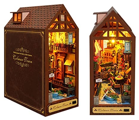 Cuteefun Casa de muñecas DIY Madera - Book Nook - Decoración de estantería para Insertar en Callejón y marcador - (Ciudad de Corma)