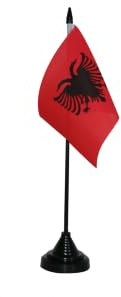 Flaggenfritze Tischflagge Albanien 10 x 15 cm, albanische Flagge, reißfestes Polyester, farbintensiver Siebdruck, kleine Fahne mit Kunststoff-Sockel