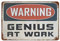 Larkverk Warnung Genius at Work Lustiges Schule Büro Bar Man Cave Retro Blechschild Vintage Metallschild für Zuhause Bar Büro Wanddekoration Geschäft Wandbild Badezimmer Schild 30,5 x 20,3 cm