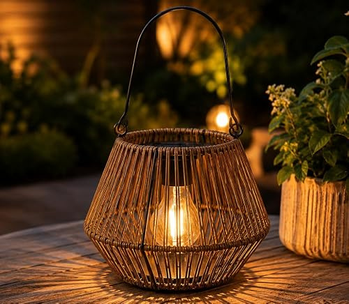 Kremers Schatzkiste Solar Windlicht Braun mit Dämmerungssensor 20 cm | 20 x 20 x 14 cm, braune Rattan-Optik, Metallrahmen, Solarbetrieb, warmweißes Licht, IP44 für Garten Terrasse Balkon