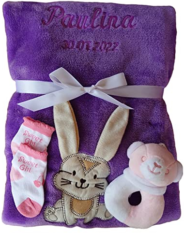Wuff-Dogsworld Babydecke mit Namen Bestickt Zugabe Babysocken Babyrassel Greifling Baby Taufe (lila Hase)