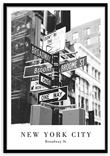 Gerahmtes Bild Broadway Street 50 x 70 cm I Rahmenbild New York schwarz weiß Schilder I Wandbilder Schlafzimmer I Wanddeko Kunstdruck I Bilder mit Rahmen und Plexiglas I Verschiedene Poster & Größen