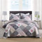 Qucover Tagesdecke Patchwork 220x240cm aus Mirofaser 3 Teiliges Set mit Kissenbezüge Bettüberwurf Doppelbett Gesteppt Blümchen Hauptfarbe in Grau