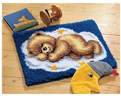 Vervaco Knüpfteppich Set DIY Handarbeit Set Knüpfset für Anfänger SCHLAFENDER BÄR Teppich zum Selber Knüpfen Basteln Erwachsene Kreativ ca. 50 x 40 cm Latch Hook Kit Knüpfhaken Zubehör Haus Dekoration