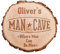 Baumscheibe mit hochwertiger Gravur Man Cave - Personalisiert mit Namen - Gartenschild aus Holz - Gartenschilder mit Sprüchen - Haustürschild Mann - Haustürschilder mit Namen