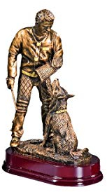 eberin · Hundesport-Pokal, Resinfigur Figurant -Hund beim Verbellen-, Bronze, mit Wunschtext, Größe 30 cm