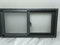 Sicheres Kellerfenster mit Glas- und Aluminiumrahmen, horizontales Schiebefenster für Schuppen, Scheunen, Hühnerställe und Spielhäuser, bündiges Oberlicht mit Bildschirm, schwarz, 95 x 55 cm