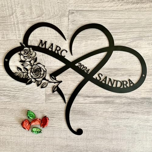 Personalisierter Namensschild aus Metall, Personalisiertes Unendlichkeitsherz mit Rosen, 2 Namen und Jahr, Unendlichkeit Herz, Blume Wanddekoration, Geschenk für Ehepaar, Hochzeitsgeschenk (Design 1)