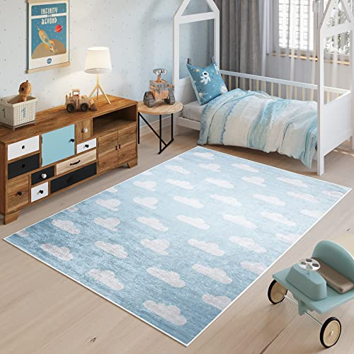 TAPISO Emma Kinderteppich Blau Himmel Wolken Antirutsch 120 x 170 cm | Waschbar bei 30 Grad bedruckter Kinderteppich Kinderzimmer Jugendzimmer Modern OEKO-TEX
