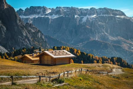adrium Acryl-Bild 50 x 30 cm: Kleine Holzhütten auf der Alm und wunderschöne schneebedeckte Berge im Hintergrund, Sella-Gruppe, Dolomiten, Italien, Europa (210627443)