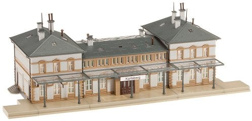 FALLER Bahnhof Karlsberg Modellbausatz mit 363 Einzelteilen 295 x 129 x 80 mm I Modelleisenbahn Zubehör N Gebäude I Modelleisenbahn N Stadtbahnhof, Grau und Creme