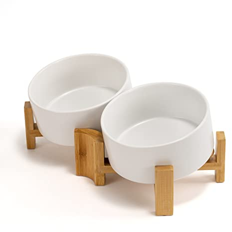 SPUNKYJUNKY Kippbarer Hundenapf Keramik Doppel Hund Futternapf mit Bambus Ständer 0° und 15° Neigungswinkel für Haustiere Katzen und Welpen Großes Gesicht Hund (850ml, Weiß × 2)