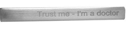 kurze Mediziner Krawattenklammer Krawattennadel Gravur: Trust me - I'm a doctor - 5,2 cm lang + Geschenkbox