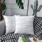 NATUS WEAVER Weiße Wurfkissenbezüge Handgemachte Weiche Samt Streifen Kissenbezüge 16x16 für Couch Sofa Schlafzimmer Auto 2 Stücke Dekorative Zickzack Streifen Kissenbezüge Reinweiß