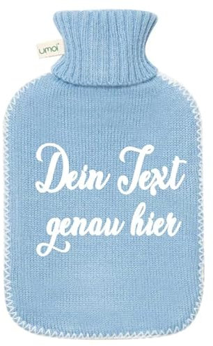 Personalisierte Öko Wärmflasche mit Bezug, 1.8 Liter mit feinem Strickbezug und weißen Nähten (Hellblau)