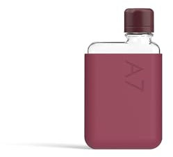 memobottle A7 (Prune sauvage) - 6 oz (180 ml) - Bouteille, étui en silicone et couvercle | Bouteille d'eau élégante, fine et plate pour sacs et ordinateurs portables | Tritan sans BPA