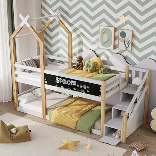 Becag Kinderbett 90x200 Etagenbett für 2 Kinder, Baumhaus Hochbett mit Tafel und Speicherung Treppe, Hausbett Holzbett mit Rausfallschutz und 2 Lattenrost, Holz Bettgestell, ohne Matratze, Natur&Weiß