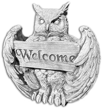 FABRIQ Willkommene Eulen Figur mit Welcome Schriftzug - Realistische Gartenfigur aus wetterfestem Steinguss, 16 kg Gewicht, 31 cm Höhe, Skulptur deko