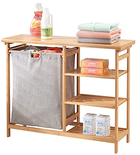 mDesign Badregal mit Wäschesammler – herausnehmbarer Wäschebehälter mit Griffen – mit Regal für Waschpulver, Weichspüler etc. – bambusfarben
