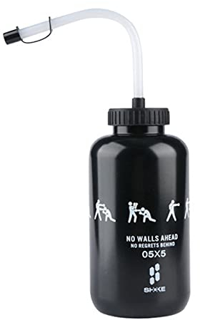 MISOYE Bouteille d'hydratation Compressible avec Une Longue Paille de 32 onces, Une Tasse d'eau Noire Rouge pour la Boxe, Le Hockey et la Crosse superbly