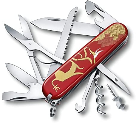 VICTORINOX Multiuso Huntsman Year of the Ox 2021, 15 Funzioni, Made in Switzerland, Multiuso per Escursioni con Forbici, Seghetto per Legno, Cacciavite, Rosso