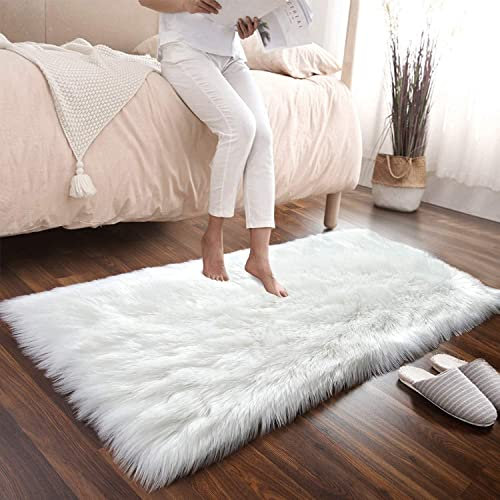 Aufell Kunstfellteppich, flauschiger, zotteliger und ultra weicher Fellteppich, maschinenwaschbar, Dekoration für Schlafzimmer, Kinderzimmer, Wohnzimmer, Weiß, 60 x 150 cm