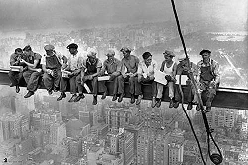 empireposter New York - Eating Above Manhattan - Poster Plakat Druck - Größe 91,5x61 cm