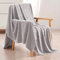 Comart - Waffeldecke - 200 x 220 cm - Fleeceoptik - Große XXL Decke - für Sofa, Einzelbett und Doppelbett - Warme und superweiche Decke - für alle Jahreszeiten - Maschinenwaschbar - Grau
