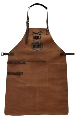 Premium Leder Grillschürze – Personalisiert mit Name | Grillmeister Schürze für Herren und Damen | Verstellbar, Robust und Stilvoll | Perfekt für Grillen, Küche&BBQ (Cognac Grillmeister 1)