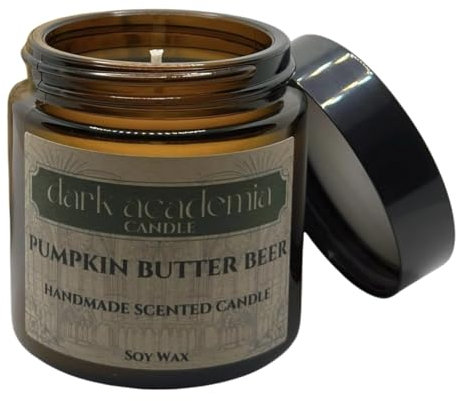 Dark Academia Candle: Pumpkin Butter Beer - Handgemachte Duftkerze im braunen Apothekerglas, aus natürlichem Sojawachs - Perfekt für eine gemütliche Herbststimmung in deinem Zuhause