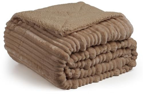 Kuscheldecke Flauschig 150x200 – Weiche Fleecedecke & Sofadecke mit Deko Streifen – Warme Cord Decke als Couchdecke, Tagesdecke & Überwurf für Wohnzimmer & Bett