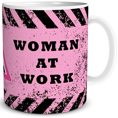 TRIOSK Tasse Frau mit klasse Spruch Woman at Work Powerfrau Geschenk lustig für Frauen Beruf Arbeit Büro Kollegin Chefin Auszubildende