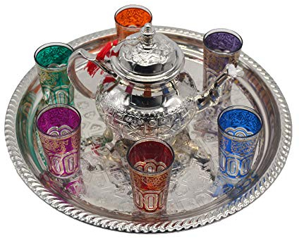 Ensemble de thé marocain complet, théière en argent allemand avec pieds mesurant 800 ml, plateau sans pieds en laiton argenté de 38 cm de diamètre et 6 verres typiques en verre.