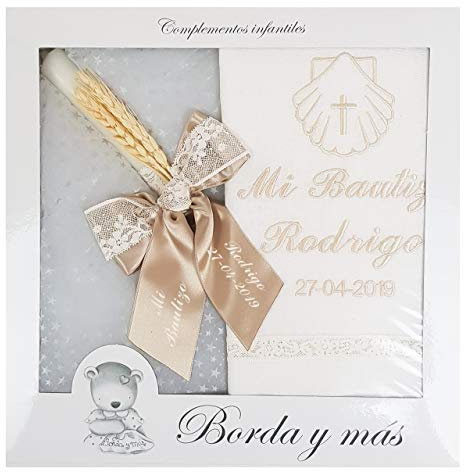 Kit de vela y pañuelo personalizado para bautizo – Pack de vela decorada para Bautizo y Paño bordado con nombre y fecha del Bautismo - Modelo París (Camel)