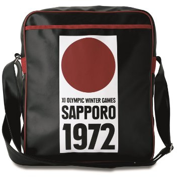 Logoshirt® Japan I Sapporo 1972 I Umhängetasche I Schultertasche I Retro-Sporttasche I Kunstleder I Hochformat I schwarz I Lizenziertes Originaldesign