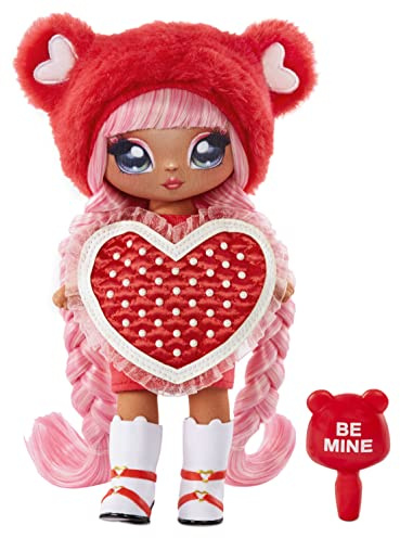 Na! Na! Na! SurpriseSweetest Heart Serie - VALENTINE MOORE - Rote, weiche Plüschpuppe mit pinken Haaren, herzförmigem Kleid & Bürste - Zum Sammeln - Tolles Geschenk für Kinder ab 5 Jahren