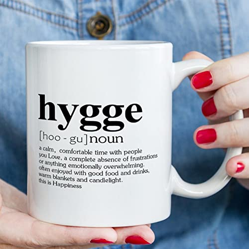 Hygge Definition Kaffeetassen Hygge Definition Typografie Tasse 325 ml Humor Lustige Kaffeetassen Keramik Neuheit Kaffeetasse Geschenke für Mama Frau Freund Schwester Ihre Kollegen Kollegen