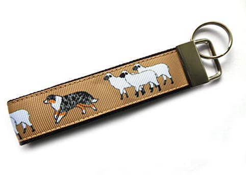 Schlüsselanhänger Schlüsselband Australian Shepherd und Schafe aus Baumwollstoff und Ripsband