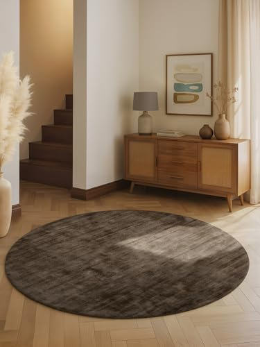 vikosa Viskose Teppich Noemi - Flauschiger Wohnzimmerteppich Rund, Handgemacht & Weich, Einfarbiges Design Handgewebt, dezenter Glanz, Kurzflor für Wohnzimmer, Schlafzimmer, Flur - Braun, Ø 150 cm