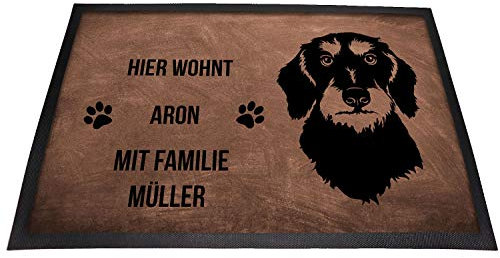 Tierisch-tolle Geschenke Dackel Rauhaar Fußmatte mit Namen innen und außen | Hier wohnt (Name1) mit Familie (Name2)| rutschfest | Waschbar | (Braun (40 x 60 cm))