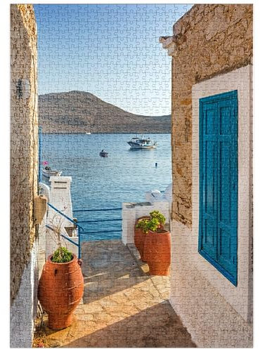MyPuzzle Gasse mit Blick zum Meer am Morgen, Hafenort Emborios, Insel Chalki, Griechenland - Premium 1000 Teile Puzzle - MyPuzzle Sonderkollektion von Puzzle Galaxy