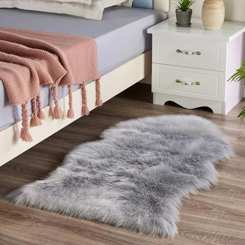 HARESLE Fellteppich,Grau Teppich Wohnzimmer,Kunstfell Teppiche Waschbar,Kleiner Teppich Schlafzimmer,Hochflor Lammfell Teppiche,Tepich Weich Kinderzimmer Flauschig(Grau-Unregelmäßig, 60x90 cm)