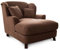 Cavadore XXL-Sessel Assado / Großer Polstersessel mit Holzfüßen und großer Sitzfläche / Inkl. 2 Zierkissen / 109 x 104 x 145 / Mikrofaser Braun