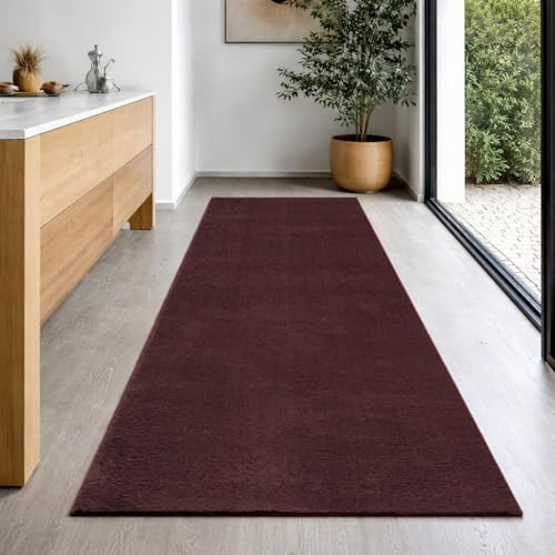 the carpet Relax Moderner Flauschiger Kurzflor Teppich, Anti-Rutsch Unterseite, Waschbar bis 30 Grad, Super Soft, Felloptik, Burgundy, Bordeauxrot, Weinrot, 80 x 300 cm
