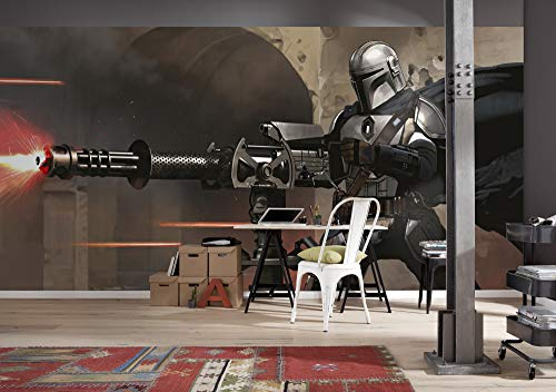 Komar Vlies Fototapete - Star Wars The Mandalorian Blaster - Größe 500 x 250 cm, 10 Bahnen, Bahnbreite 50 cm - Baby Yoda, The Child, Wanddekoration, Wandbelag